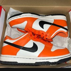 Hello I’m selling Nike dunk low they are new brand new if you would like to buy